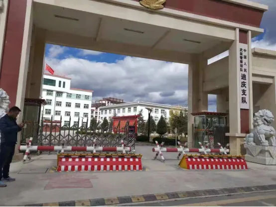 某部隊(duì)翻板路障機(jī)